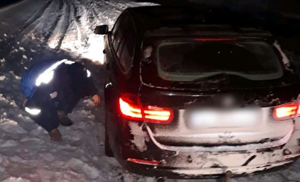 Turişti  blocaţi în zăpadă, salvaţi de jandarmi